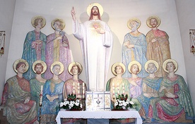 W prezbiterium miejscowej świątyni znajduje się monumentalna figura Serca Jezusa