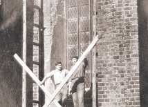 Bohater reportażu podczas powiększania gotyckich okien katedry