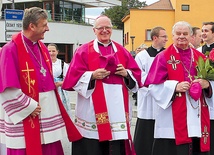 Powyżej: Od lewej: biskupi Roman Pindel, František Lobkowicz i Tadeusz Rakoczy na granicznym „Moście Przyjaźni” podczas uroczystości ku czci św. Melchiora Grodzieckiego