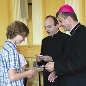  Pierwszoklasiści cieszyńskich szkół katolickich odebrali legitymacje szkolne z rąk biskupa Romana Pindla i ks. Tomasza Sroki