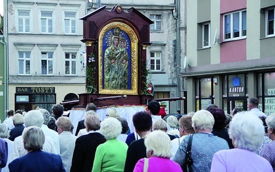 Powyżej: Czciciele Matki Bożej Pocieszenia przeszli z jej wizerunkiem wokół oławskiego rynku