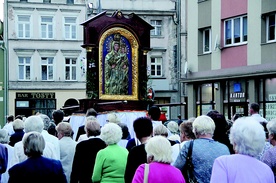 Powyżej: Czciciele Matki Bożej Pocieszenia przeszli z jej wizerunkiem wokół oławskiego rynku