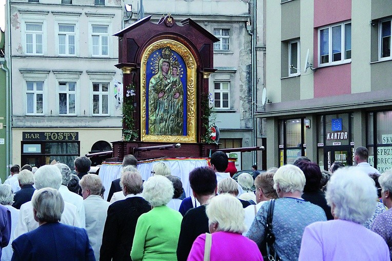 Powyżej: Czciciele Matki Bożej Pocieszenia przeszli z jej wizerunkiem wokół oławskiego rynku