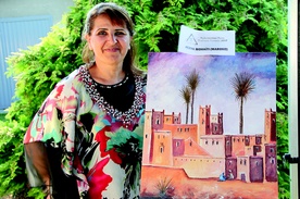  Nezha Mohaïti, marokańska malarka kochająca pejzaże i kwiaty, w Trzebnicy malowała, ale także prezentowała sztukę kulinarną swojej ojczyzny