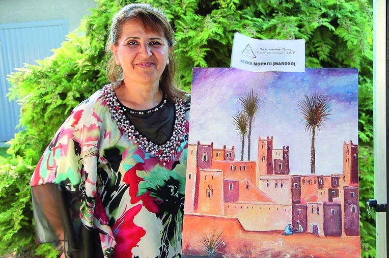 Nezha Mohaïti, marokańska malarka kochająca pejzaże i kwiaty, w Trzebnicy malowała, ale także prezentowała sztukę kulinarną swojej ojczyzny