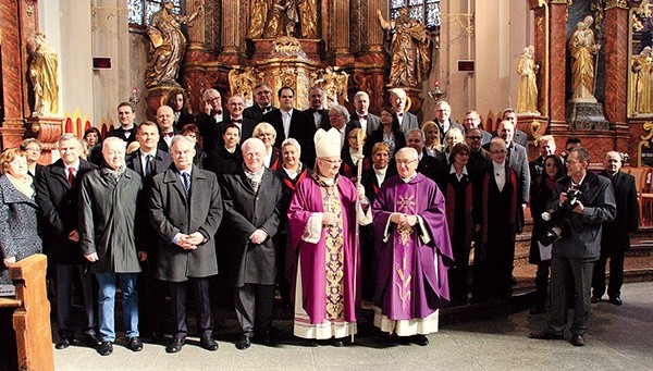  Bp Andrzej Czaja i ks. proboszcz Edmund Podzielny z uczestnikami  uroczystej inauguracji działalności Kapituły