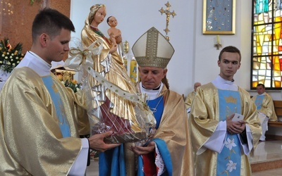 Abp Mokrzycki otrzymał w darze figurę Pięknej Madonny