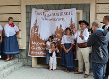 Centrum Pasterskie baca Piotr Kobut otwierał z trójką wlasnych dzieci i całą gromadą najmłodszych gości 