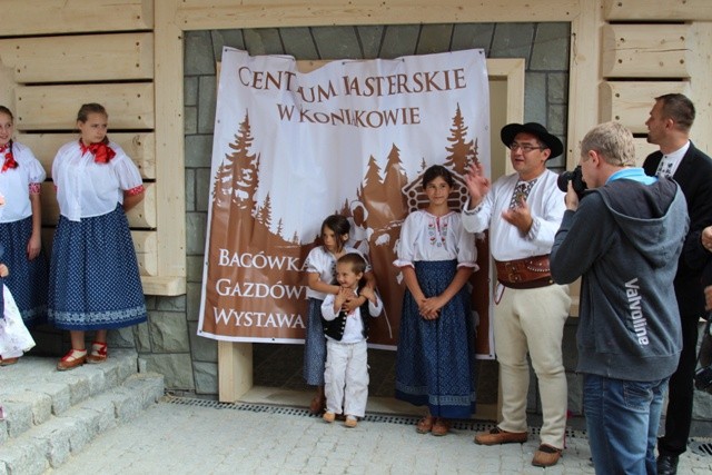 Centrum Pasterskie baca Piotr Kobut otwierał z trójką wlasnych dzieci i całą gromadą najmłodszych gości 