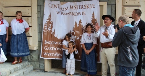 Centrum Pasterskie baca Piotr Kobut otwierał z trójką wlasnych dzieci i całą gromadą najmłodszych gości 