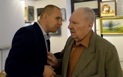 Historyk Marcin Sołtysiak (z lewej) z Józefem Łyżwą "Łowiczem", ostatnim żyjącym żołnierzem, który brał udział w akcji rozbicia radomskiego więzienia
