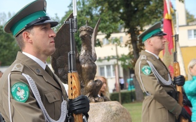 W czasie patriotycznej uroczystości przy pomniku stała warta honorowa