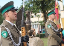 W czasie patriotycznej uroczystości przy pomniku stała warta honorowa