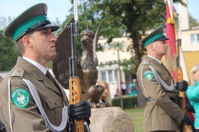 W czasie patriotycznej uroczystości przy pomniku stała warta honorowa