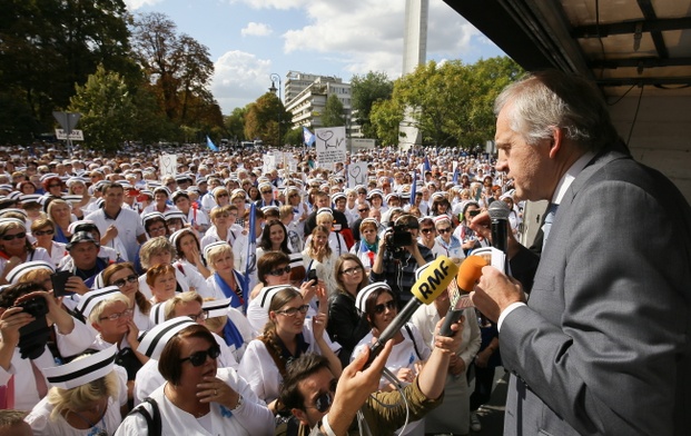 Minister Zembala na manifestacji pielęgniarek