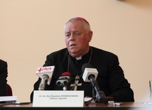 Bp Kiernikowski o pomocy uchodźcom