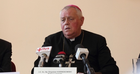 Bp Kiernikowski o pomocy uchodźcom
