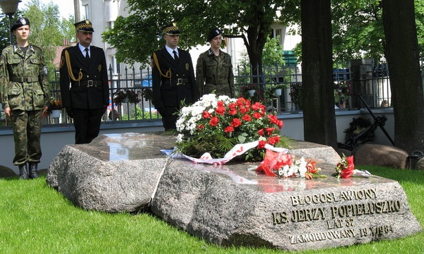 Grób bł. ks. Jerzego na Żoliborzu odwiedzają pielgrzymi z całego świata