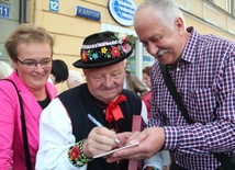 Stanisław Madanowski rozdaje autografy