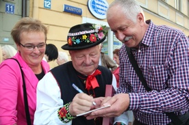 Stanisław Madanowski rozdaje autografy