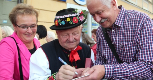 Stanisław Madanowski rozdaje autografy