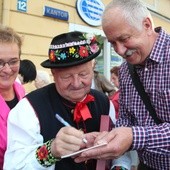 Stanisław Madanowski rozdaje autografy