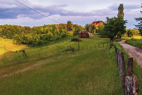 Dom Franja Buganika,  jak większość gospodarstw w Celinovacu, jest położony na wzgórzu. Prowadzi do niego malownicza droga wśród drzew