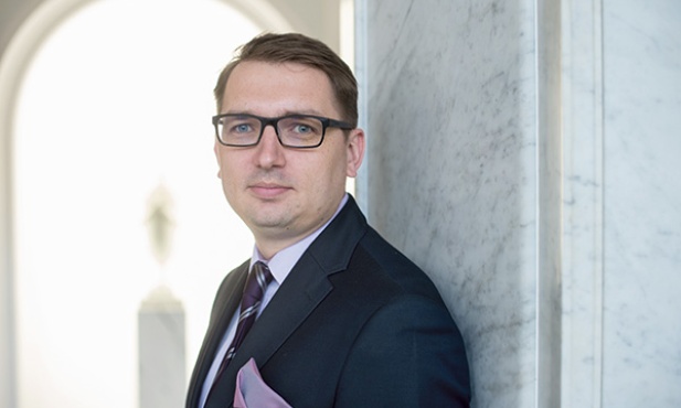 dr Marian Szołucha  ekonomista, wykładowca w Akademii Finansów i Biznesu Vistula, szef zespołu ekspertów Fundacji Centrum im. Władysława Grabskiego, członek Rady Forum dla Wolności i Rozwoju „Law4Growth”