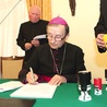  – W trackie ostatniej sesji, w Domu Biskupów przy ulicy 30 Stycznia w Gorzowie, podpisano dokumenty zamykające dochodzenie i potwierdzające autentyczność akt procesowych