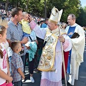 Na kalwaryjskich wzgórzach okalających sanktuarium zgromadziła się rzesza pielgrzymów. Z niektórymi rozmawiał i błogosławił ich kard. Dziwisz