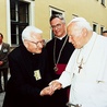 1997. Ks. Franciszek Chowaniec (z lewej, na pierwszym planie) podczas spotkania z Janem Pawłem II