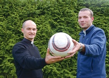 Do udziału w zawodach zachęcają ks. Daniel Glibowski (z lewej) i ks. Marek Pruszkowski