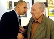  Historyk Marcin Sołtysiak z Józefem Łyżwą „Łowiczem”, ostatnim żyjącym żołnierzem, który brał udział w akcji rozbicia radomskiego więzienia 