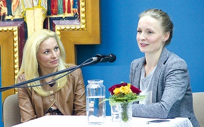  Brygida Grysiak i prowadząca spotkanie Magdalena Dzigman (z lewej) 