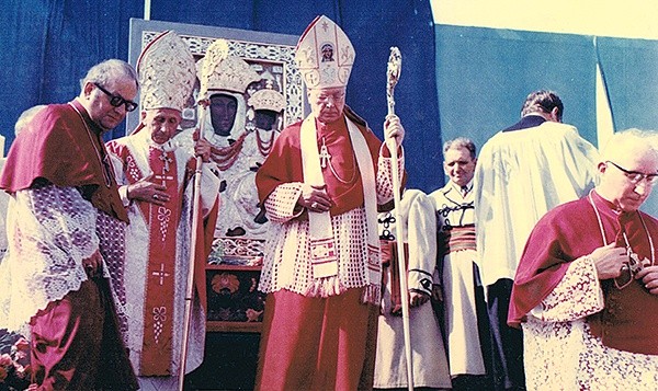  Koronacja obrazu Matki Bożej Głogowieckiej. Obok prymasa Wyszyńskiego abp Baraniak