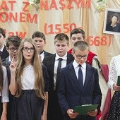  26 gimnazjalistów i 11 licealistów klas pierwszych złożyło ślubowanie na sztandar szkoły