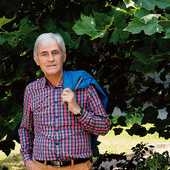Piotr Kardasz – botanik, architekt krajobrazu, pisarz,  podróżnik. Od 37 lat popularyzuje wiedzę o przyrodzie w radiu i telewizji. Zrealizował  ponad 1500 filmów przyrodniczych. 
