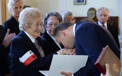 Prezydent awansował uczestniczki Powstania