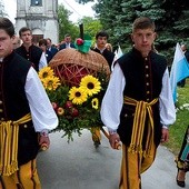 Wieniec dożynkowy w kształcie jabłka 