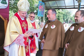  Wręczenie dokumentu bp. A. Jeżowi z prośbą o jego zatwierdzenie