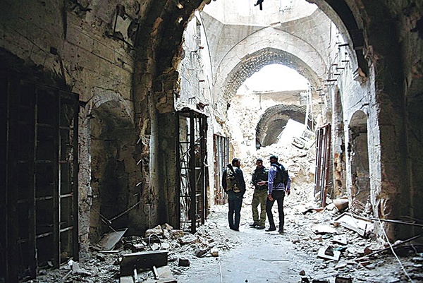 Zrujnowany stary suk (targ) w Aleppo