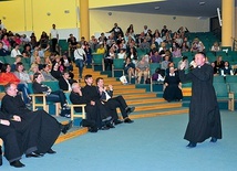 Katecheci szybko włączyli się w rapowanie z ks. Bartczakiem