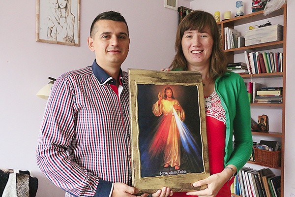 Agnieszka i Daniel Sawiccy zawierzyli swoją rodzinę Bożemu Miłosierdziu.