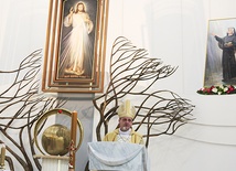Bp Roman Pindel w bazylice Bożego Miłosierdzia w Łagiewnikach