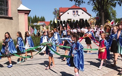  Dziękczynna procesja eucharystyczna wokół kościoła św. Bartłomieja