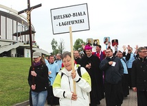 Biskup Roman Pindel na czele pielgrzymów przed sanktuarium Bożego Miłosierdzia w Łagiewnikach
