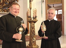  Ks. Edward Loranc (z prawej) i ks. dr Stanisław Cader z relikwiarzami