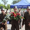 Członkowie Muzealnej Grupy Rekonstrukcji Historycznej II Batalionu 18. Pułku Piechoty skladają kwiaty pod pomnikiem na cmentarzu wojennym w Sochaczewie