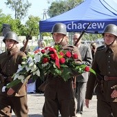 Członkowie Muzealnej Grupy Rekonstrukcji Historycznej II Batalionu 18. Pułku Piechoty skladają kwiaty pod pomnikiem na cmentarzu wojennym w Sochaczewie