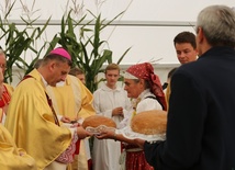 Chleb z tegorocznej mąki przynieśli do ołtarza starostowie dożynek